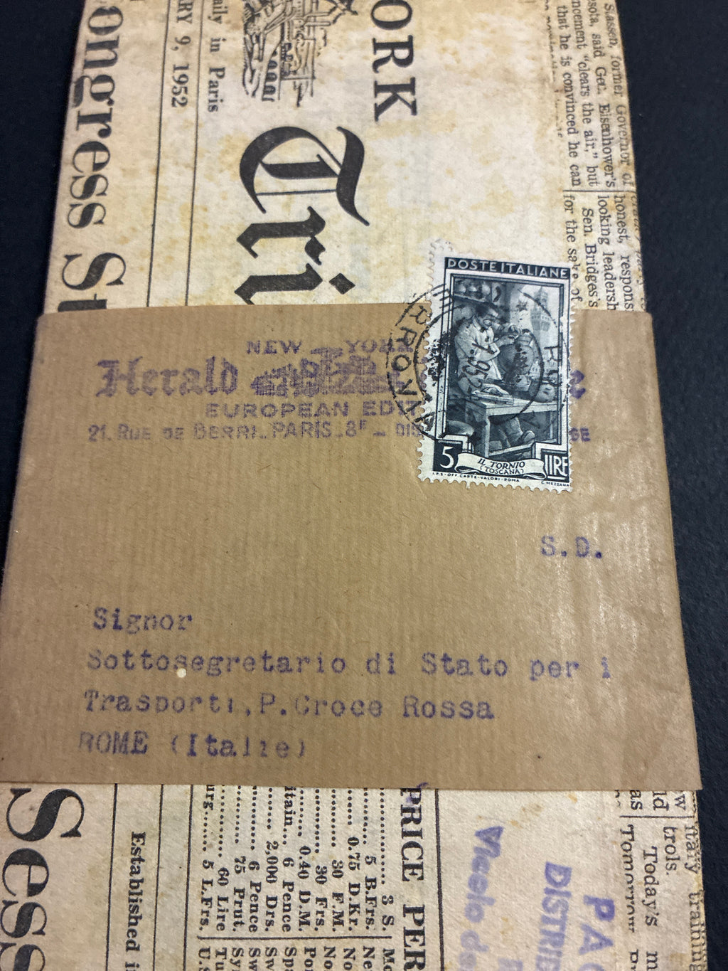 Fascetta postale del 1952 del New York Herald Tribune (Ediz. Europea) con eventi storici su Eisenhower e la Crisi Francese (Auriol) e francobollo "Italia al Lavoro" da 5 Lire