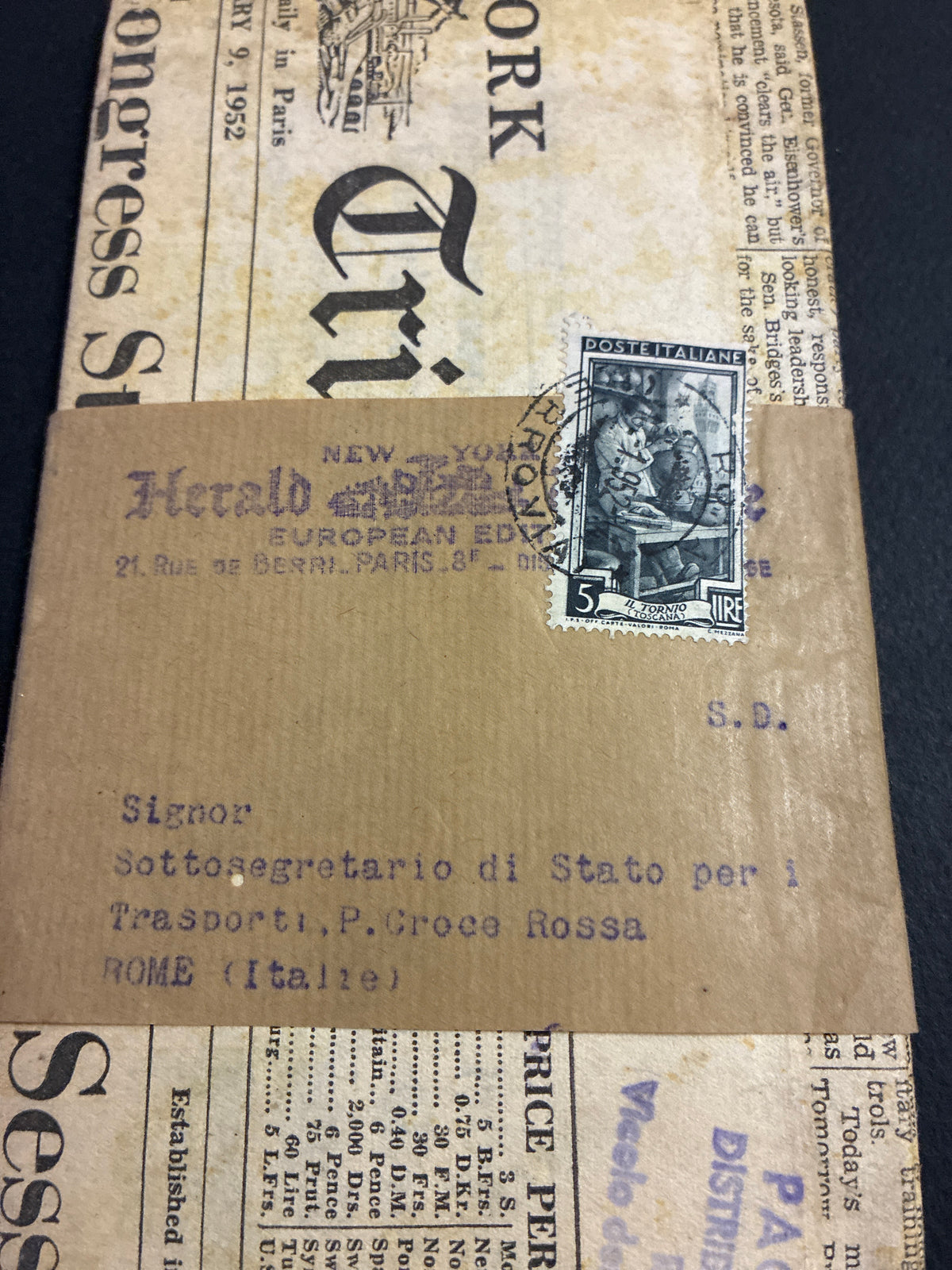 Fascetta postale del 1952 del New York Herald Tribune (Ediz. Europea) con eventi storici su Eisenhower e la Crisi Francese (Auriol) e francobollo "Italia al Lavoro" da 5 Lire