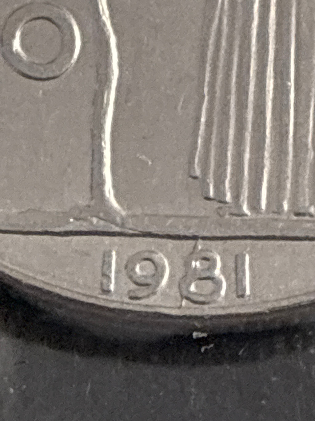 Moneta periziata da 100 Lire 1981 Minerva - Variante con errori di conio "Riga di metallo in rilievo verticale e orizzontale" - Grado SPL / NC