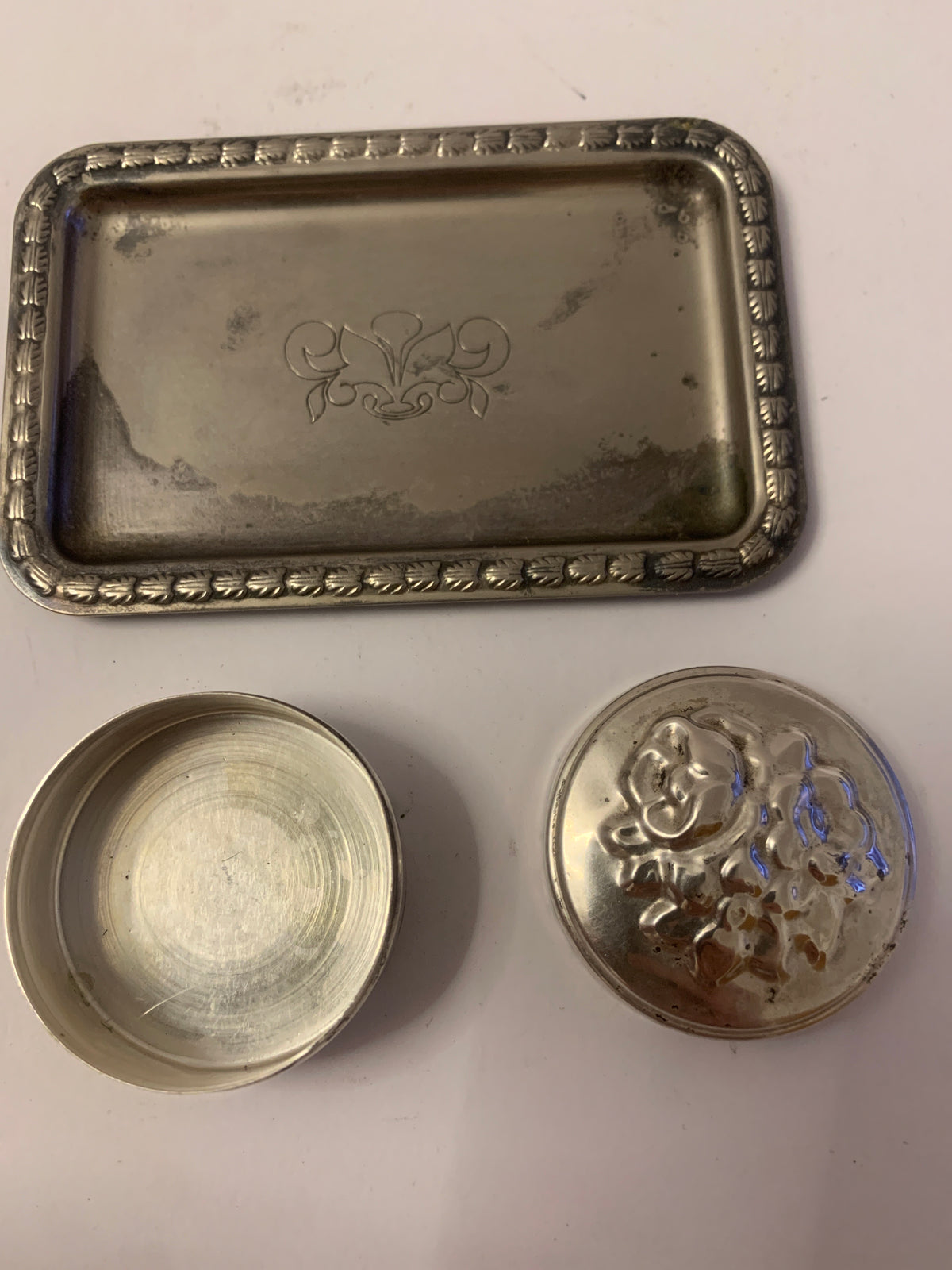 Vassoino rettangolare inciso e scatolina sbalzata vintage in metallo