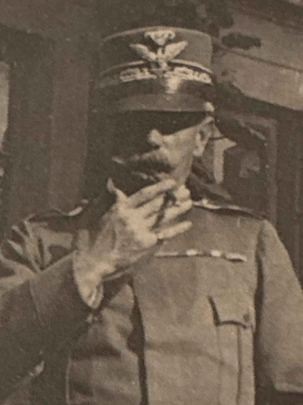 S.A.R. il Duca d'Aosta in posa informale mentre fuma nel giardino di una villa – Rara fotografia d'archivio originale datata Firenze 1913