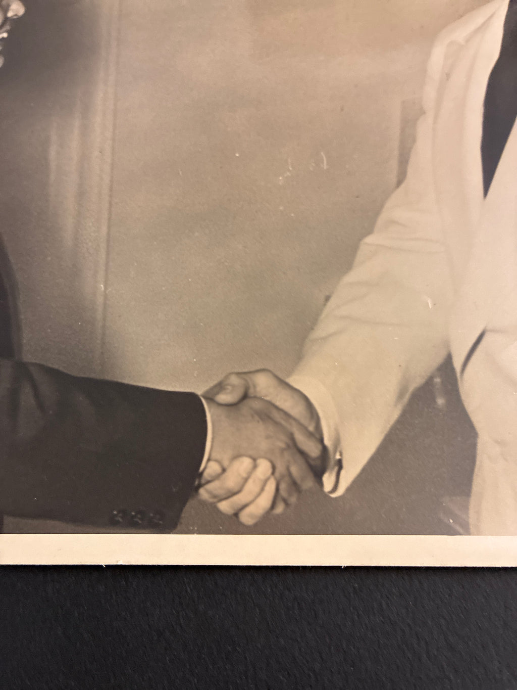 Foto d'epoca originale Guerra di Corea 1950 Segretario Difesa USA Louis Johnson e Principe Wan Waithayakon Thailandia cm 20x25