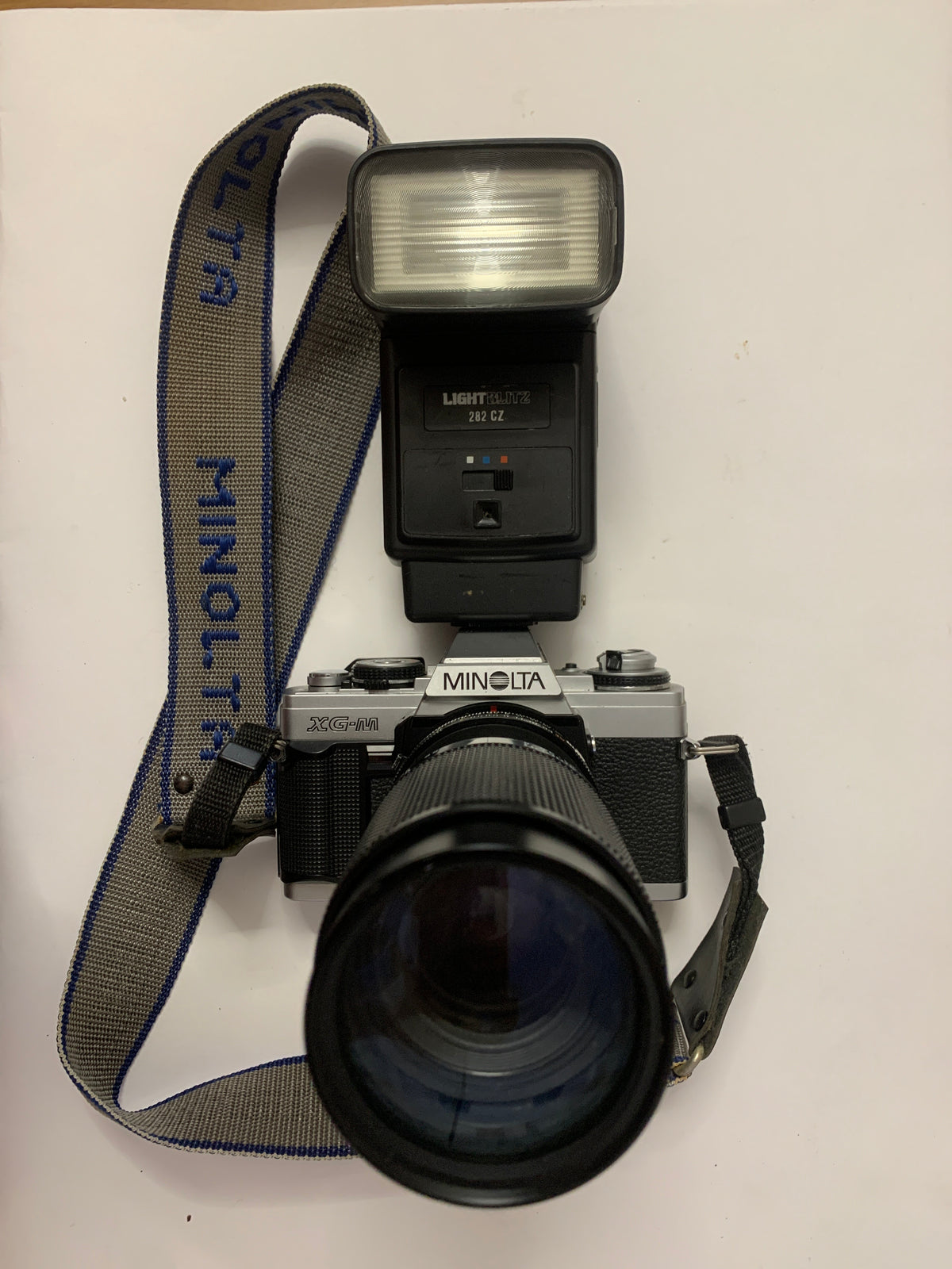 Fotocamera Analogica Minolta XG-M 35mm con Obiettivo Tamron 70-210mm f/3.8-4, Flash Minolta Auto 2800 e Tracolla Originale