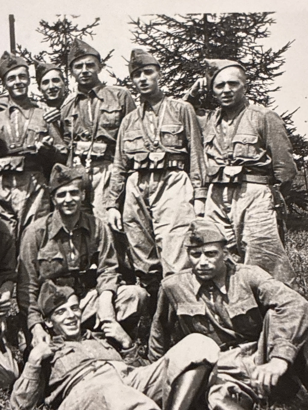 Gruppo di fanti del Regio Esercito Italiano in posa durante la Seconda Guerra Mondiale