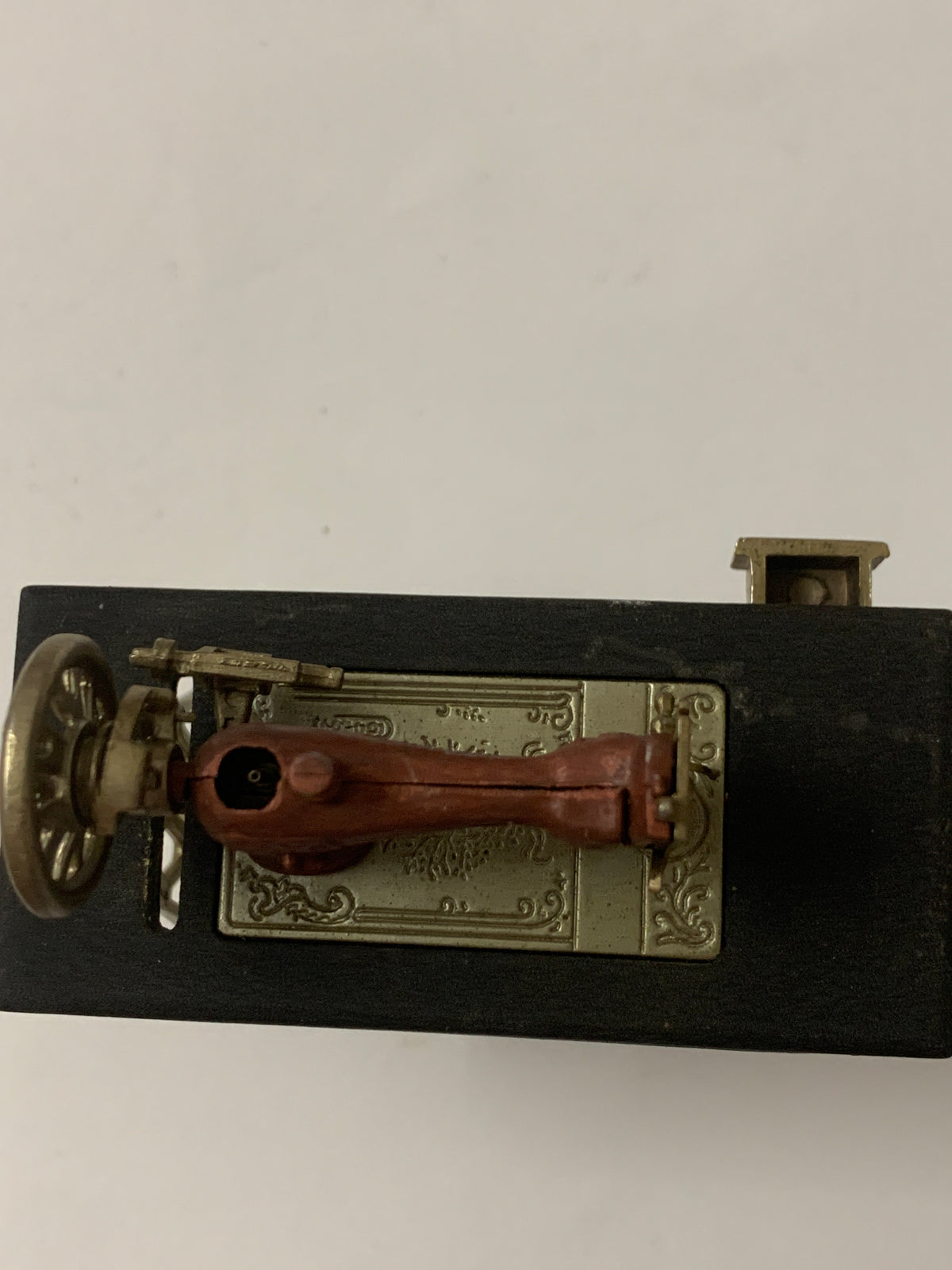 Raro Accendino Vintage da Tavolo a Forma di Macchina da Cucire d'Epoca