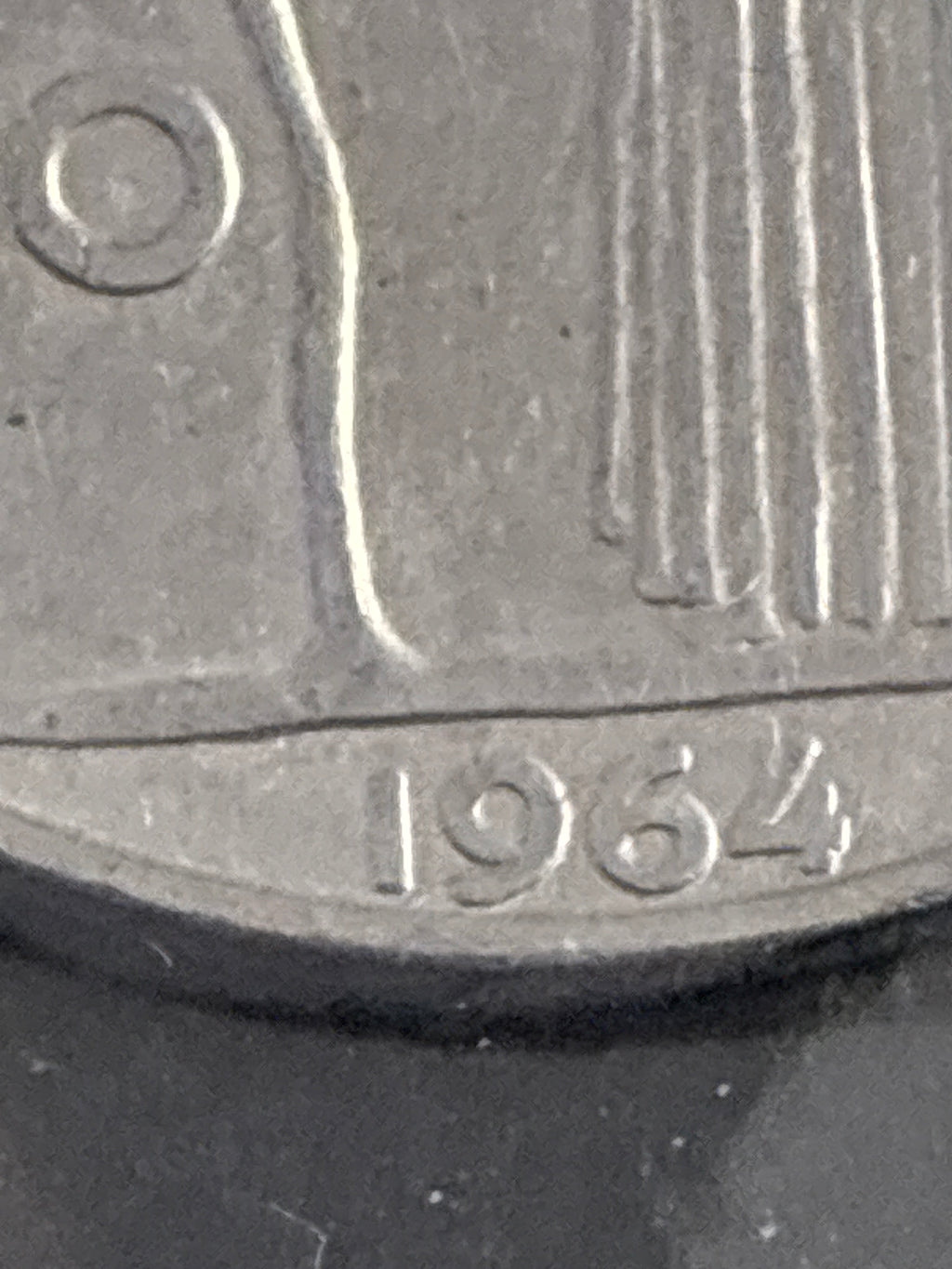 Moneta periziata da 100 Lire 1964 Minerva - Variante con errori di conio "Riga di metallo in rilievo obliqua" e difetti sulla data - Grado BB / NC