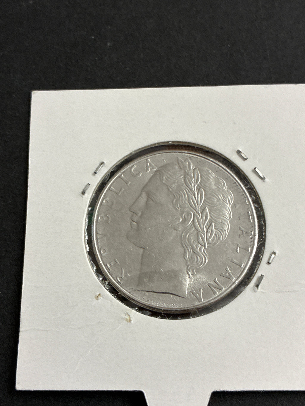 100 lire 1977 Errore di Conio per Barretta di Metallo in Rilievo nella Data al Rovescio