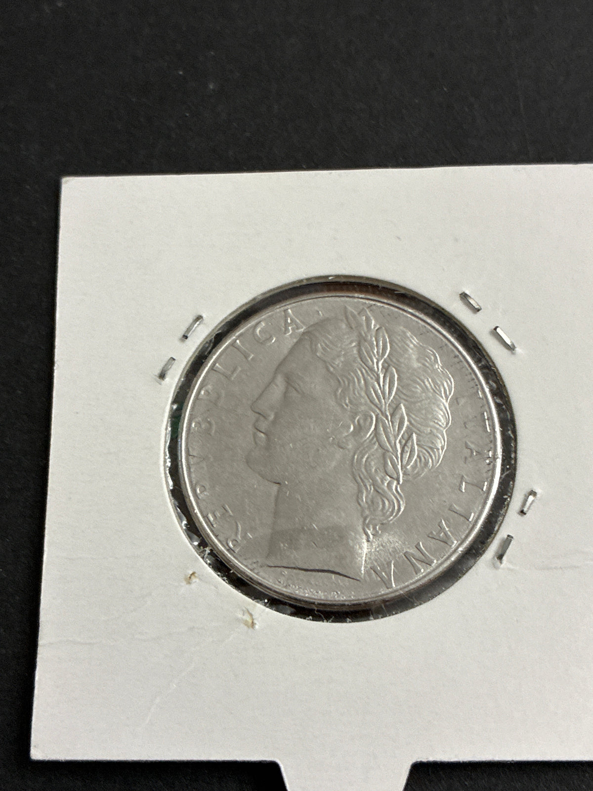 100 lire 1977 Errore di Conio per Barretta di Metallo in Rilievo nella Data al Rovescio