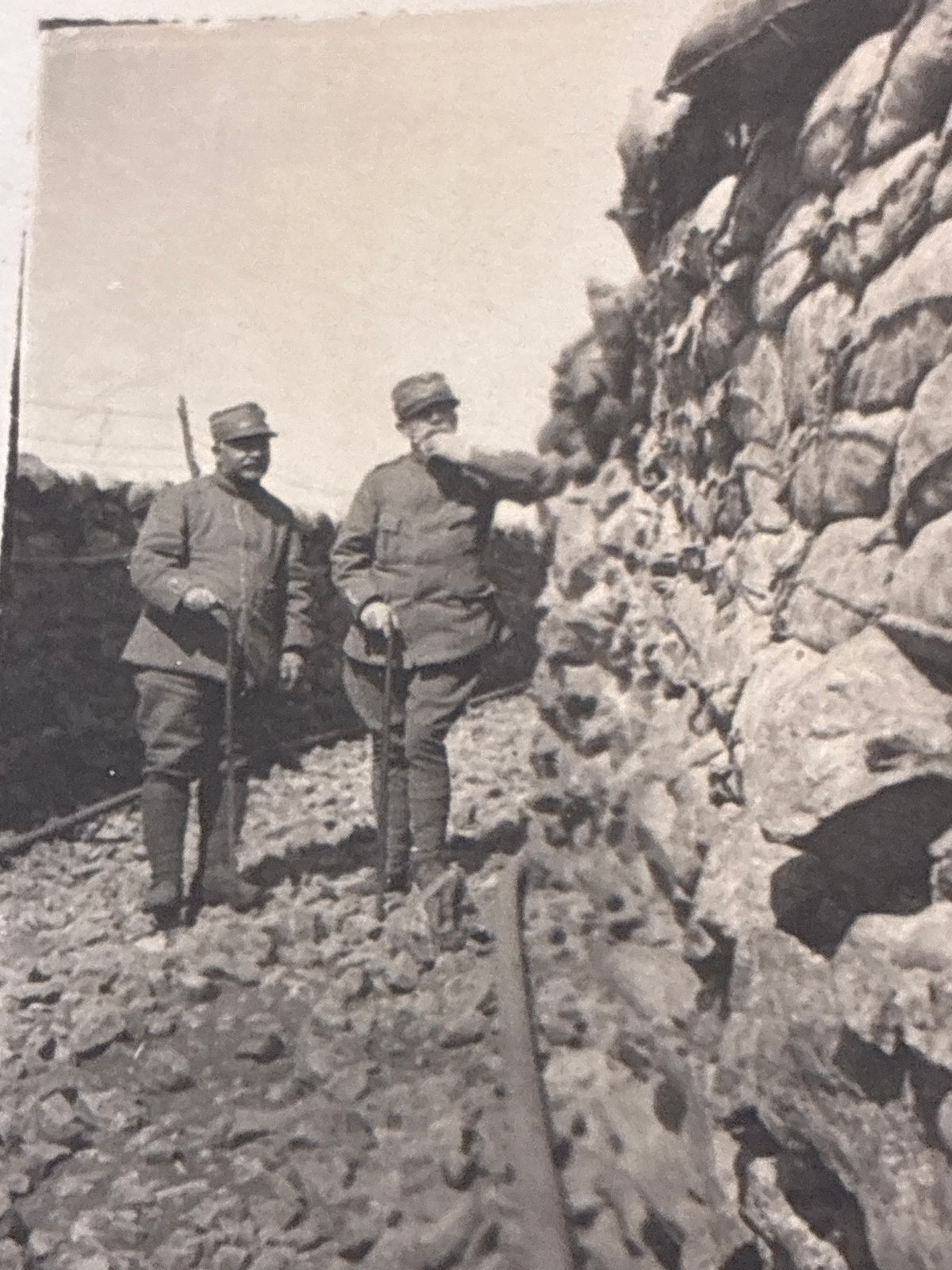 S.A.R. il Duca d'Aosta osserva il Monte San Michele dalla trincea – Rara fotografia originale d'epoca sviluppata al fronte