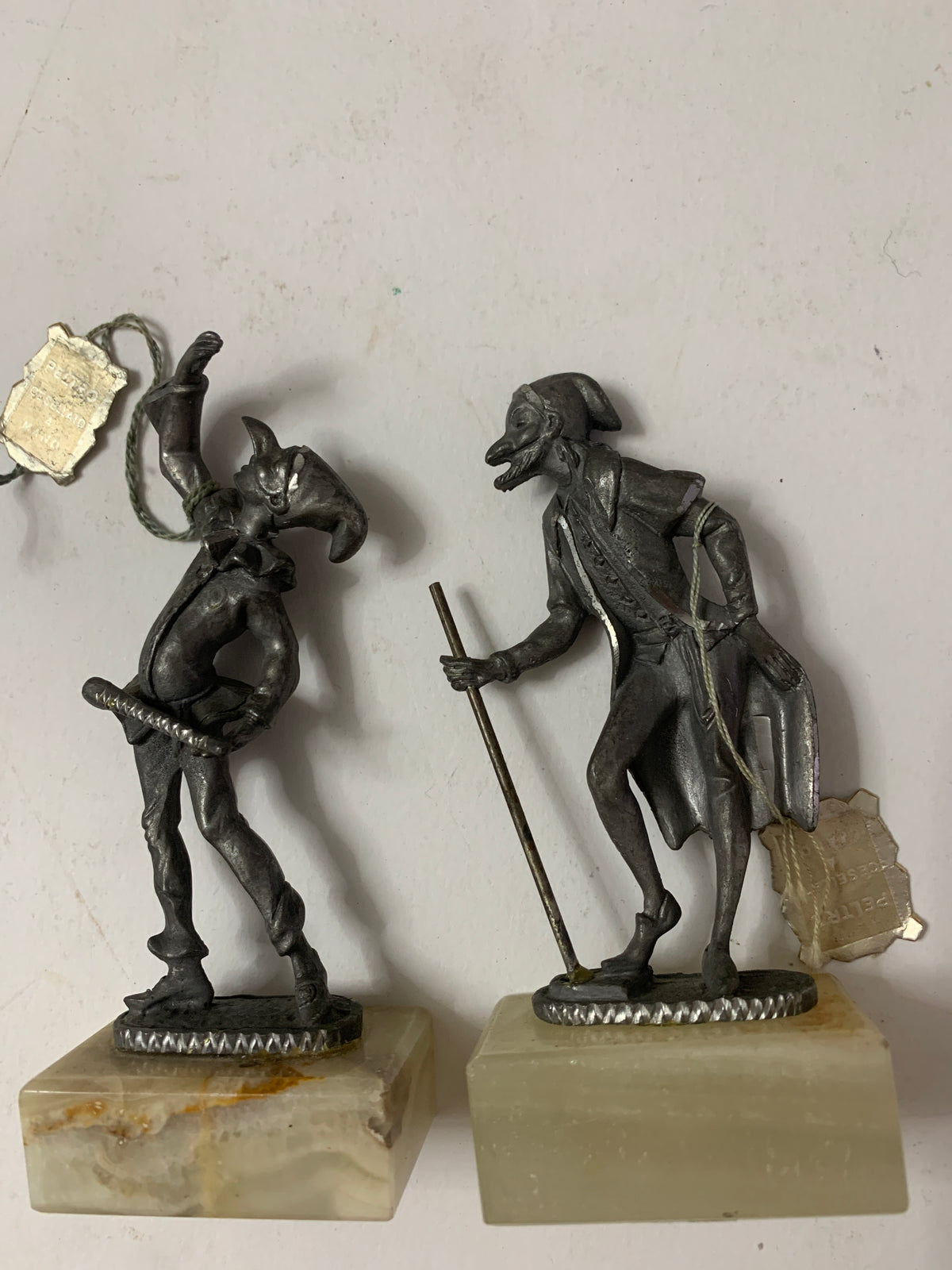 Coppia di Statuette Vintage in Peltro Cesellato su Base in Onice/Alabastro - Maschere della Commedia dell'Arte