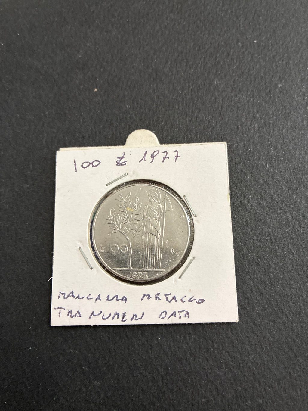 100 Lire 1977 Repubblica Italiana Minerva variante con errore di conio per esubero o mancanza di metallo tra i numeri della data