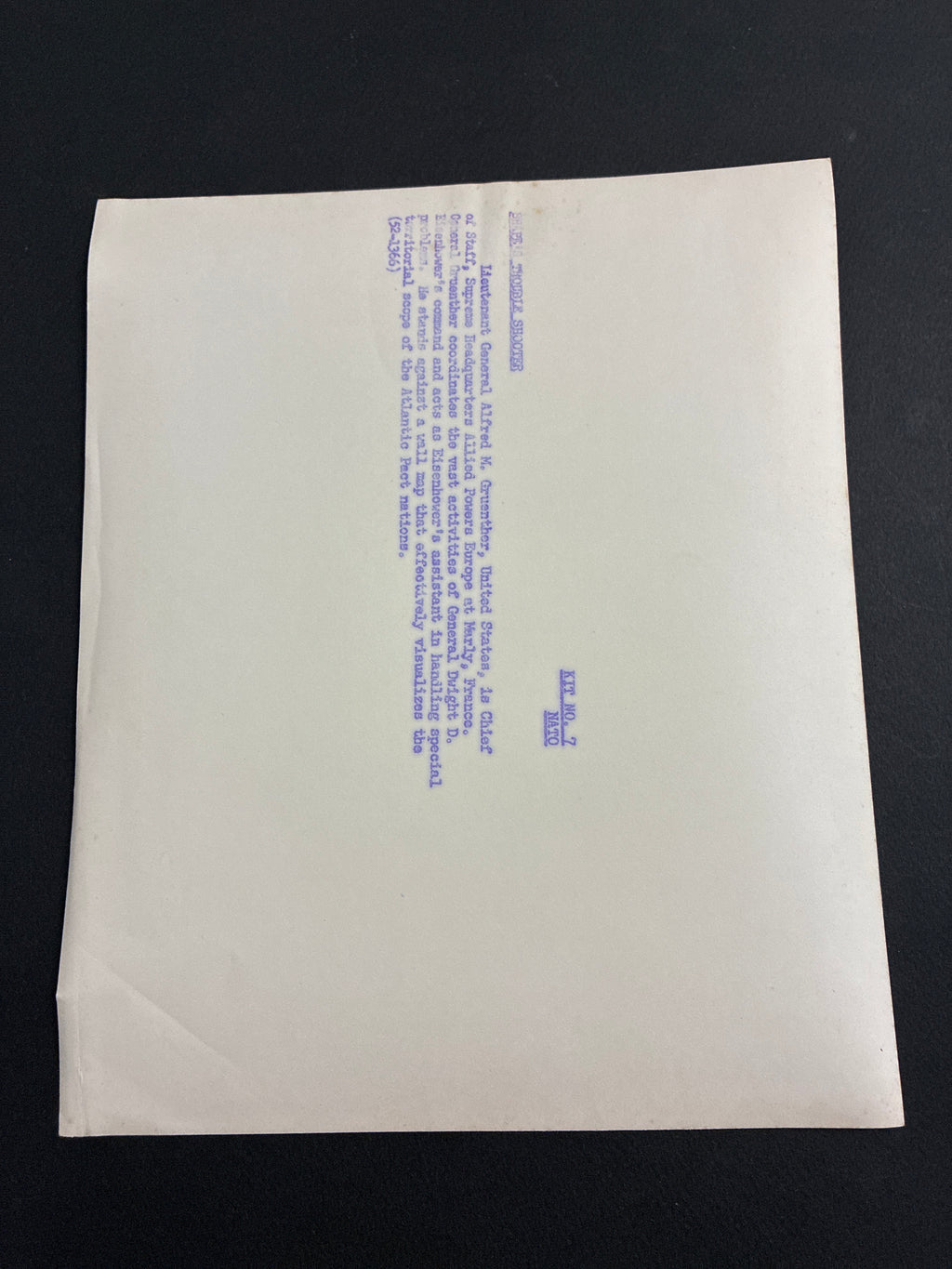 Foto d'epoca stampa militare NATO 1952 Generale Alfred Gruenther braccio destro Eisenhower mappa Patto Atlantico SHAPE originale 20x25 cm