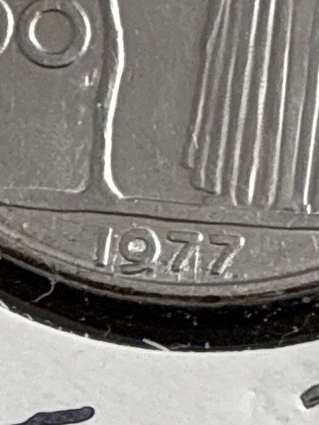 100 lire 1977 Errore di Conio per Barretta di Metallo in Rilievo nella Data al Rovescio