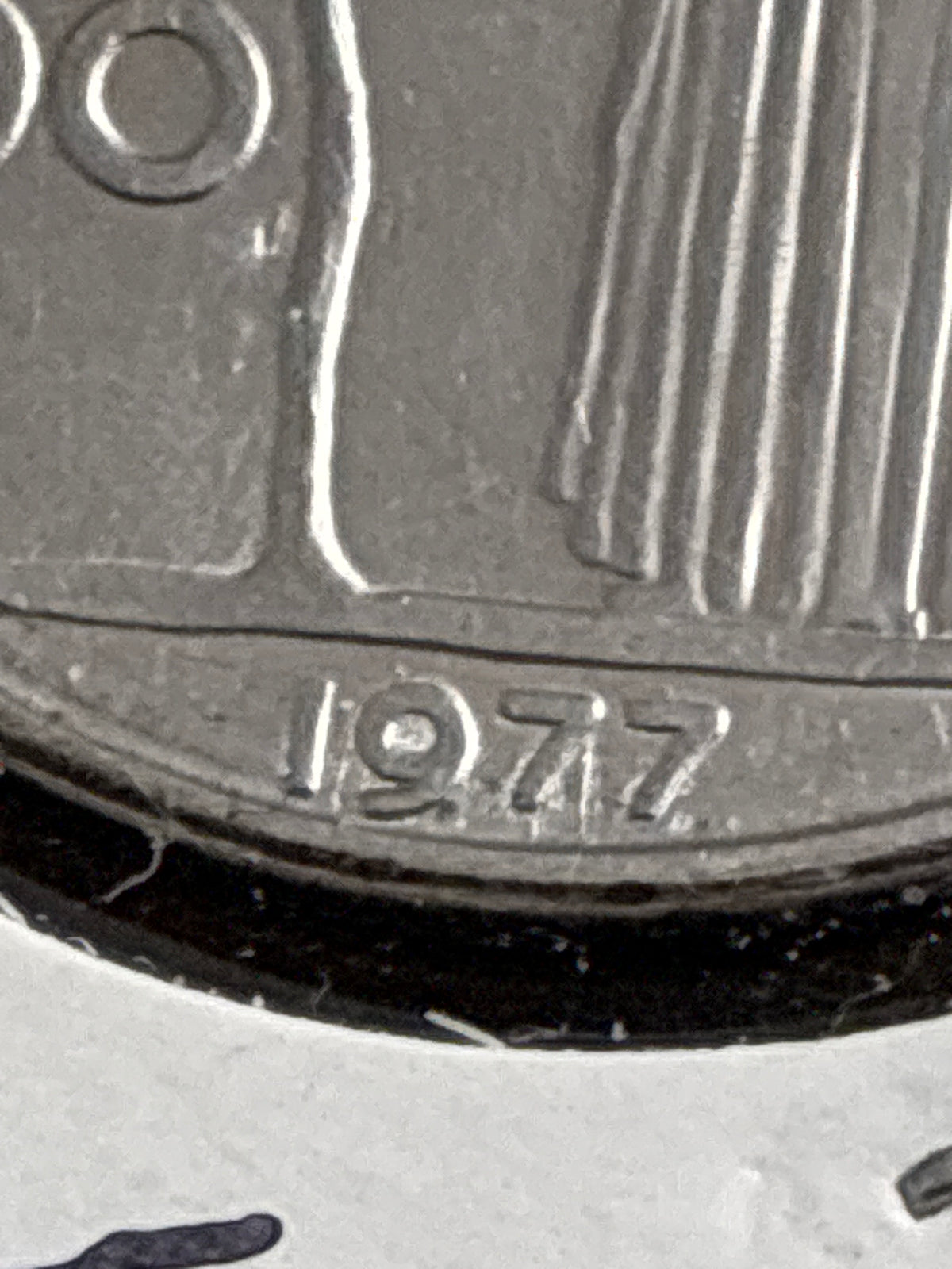 100 lire 1977 Errore di Conio per Barretta di Metallo in Rilievo nella Data al Rovescio