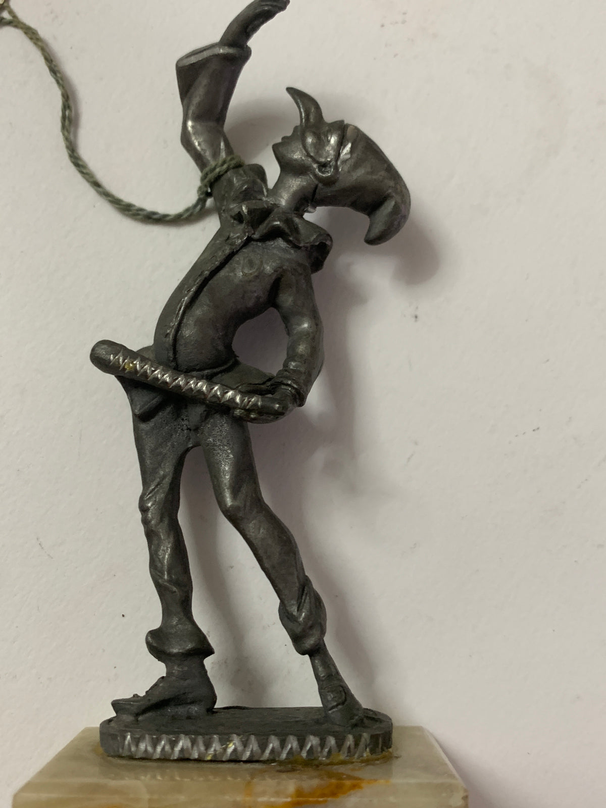 Coppia di Statuette Vintage in Peltro Cesellato su Base in Onice/Alabastro - Maschere della Commedia dell'Arte