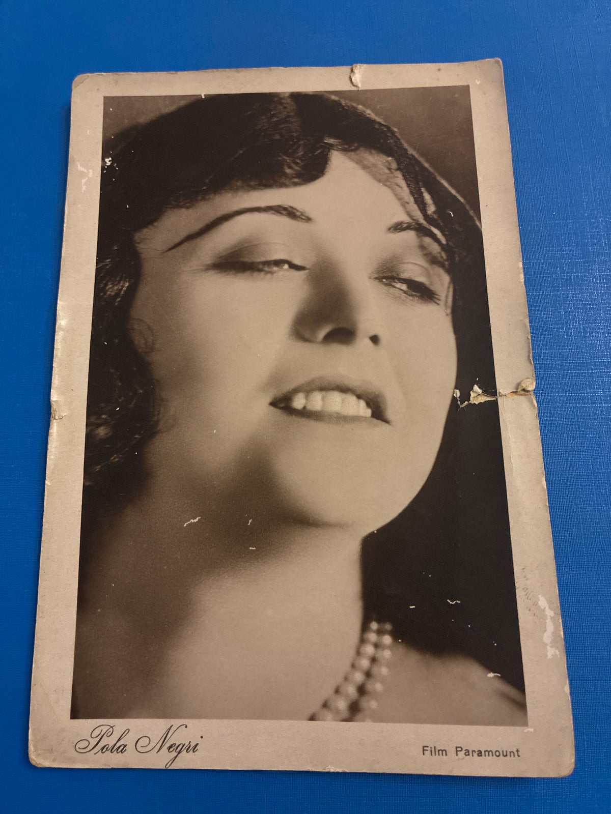 Rara cartolina d'epoca da collezione con ritratto fotografico in primo piano della celebre diva del cinema muto Pola Negri edita da Edizioni A. Pastore per la Film Paramount.
