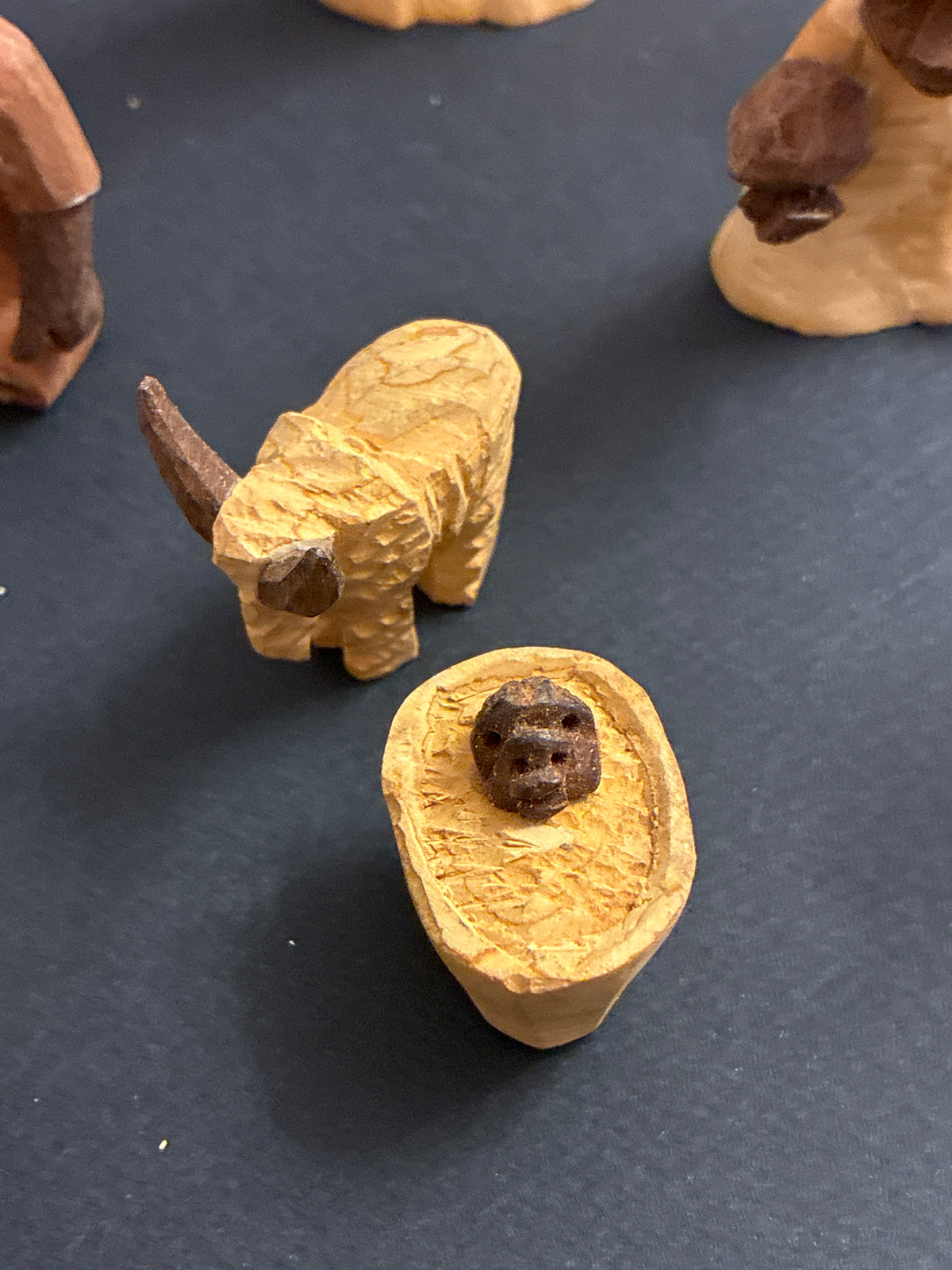 Presepe etnico africano ( lotto) in legno di balsa e fibre naturali intagliato e dipinto a mano