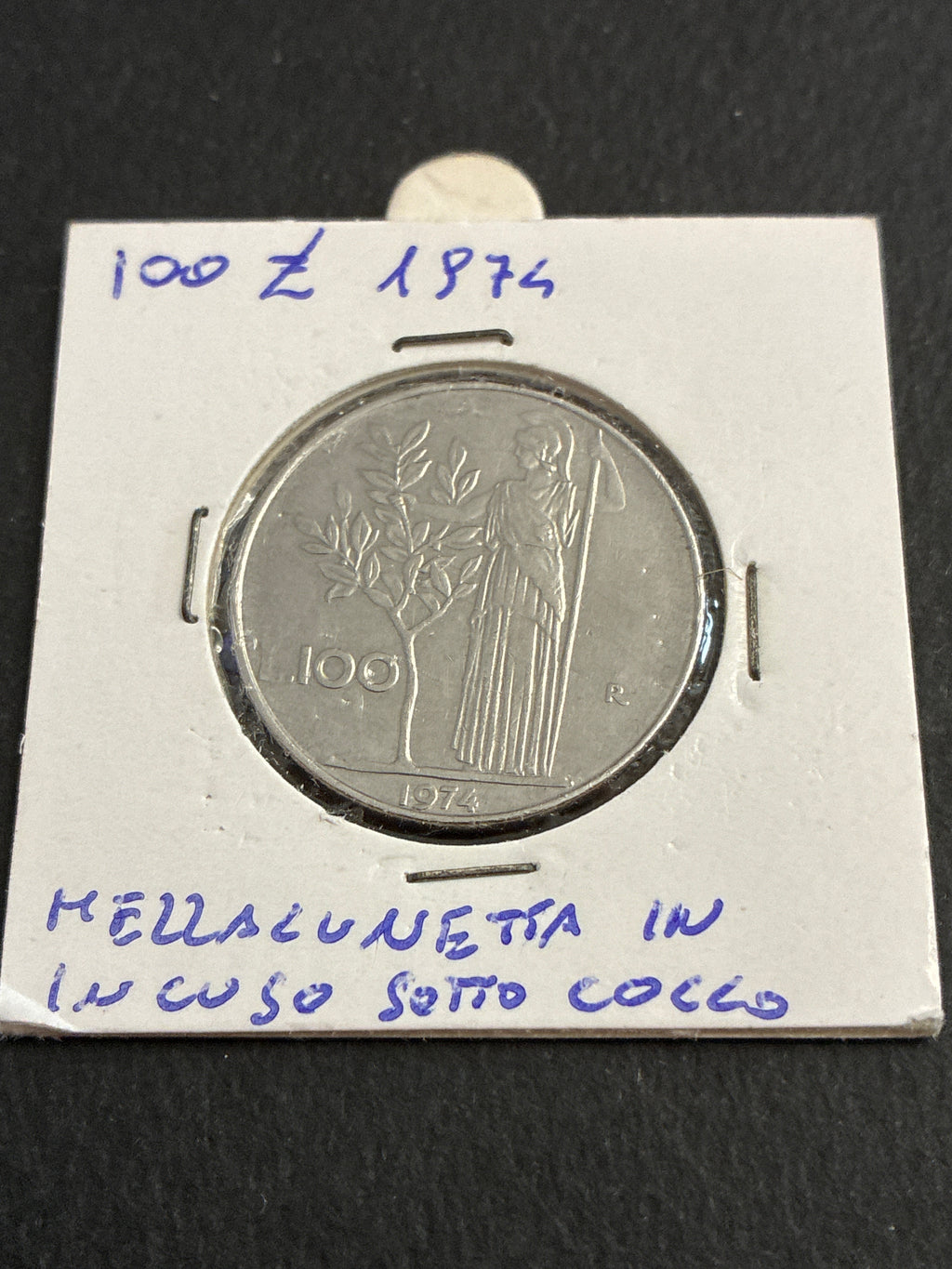 100 lire del 1974 Minerva variante errore di conio mezzalunetta in incuso sotto collo