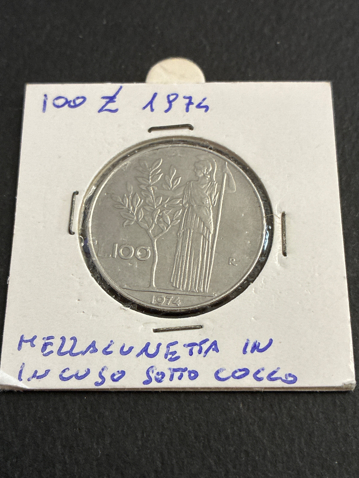 100 lire del 1974 Minerva variante errore di conio mezzalunetta in incuso sotto collo