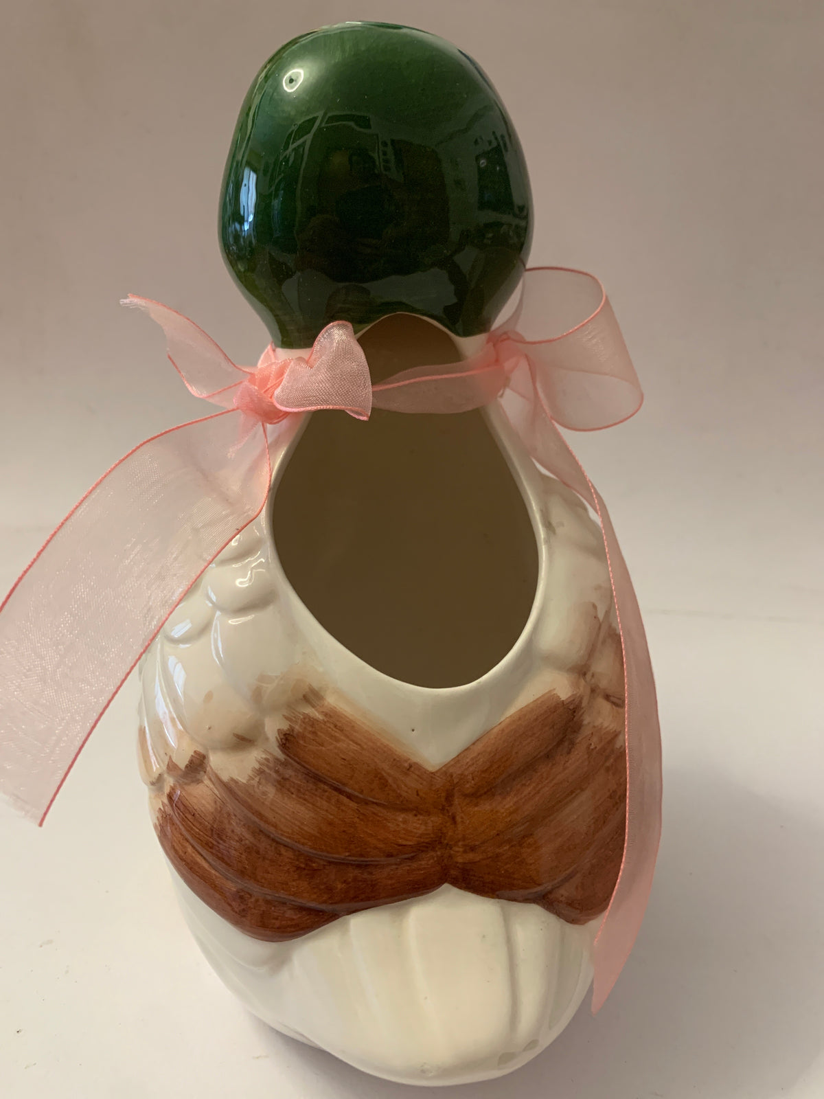 Vaso portafiori in ceramica a forma di anatra con fiocco rosa