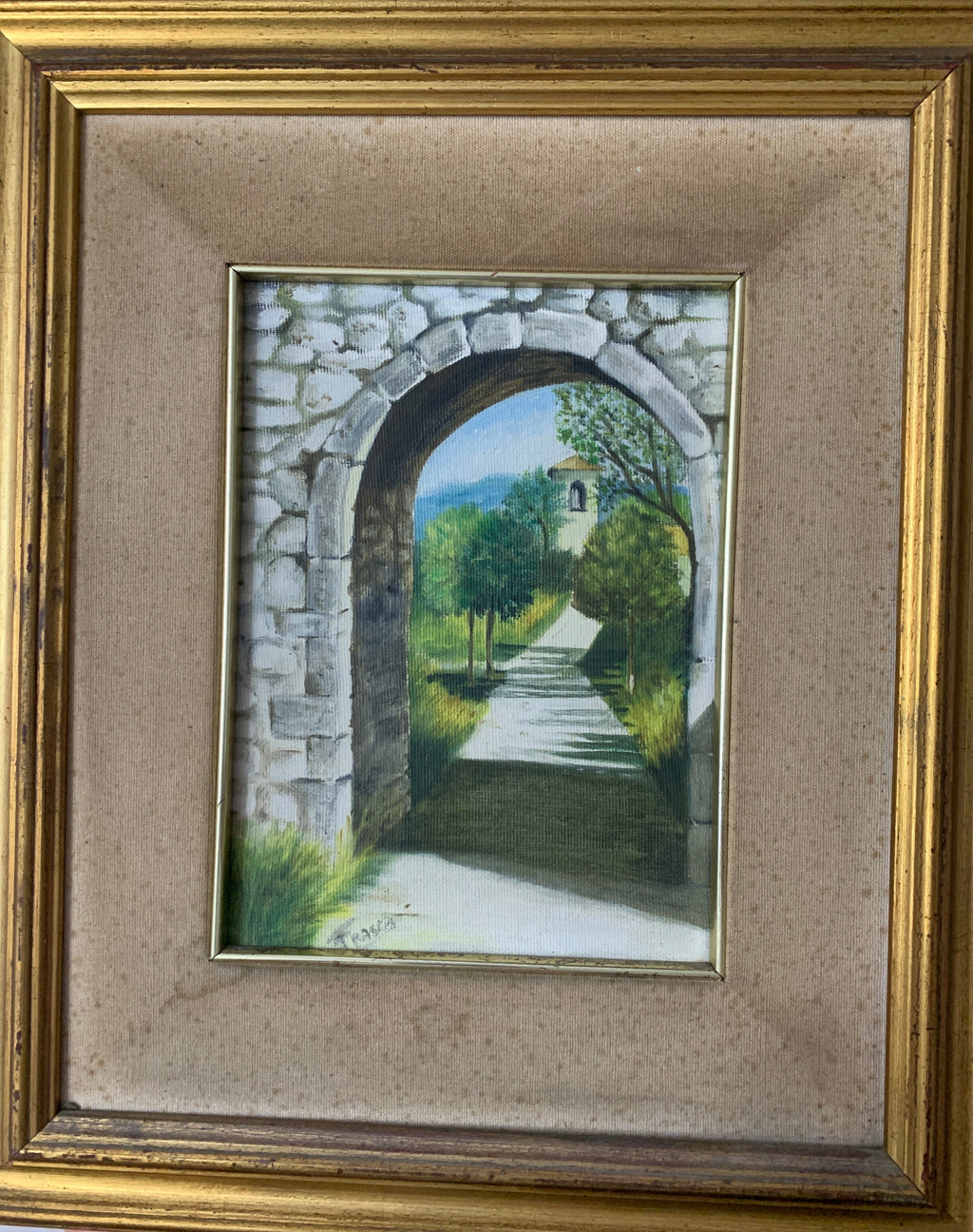 Dipinto a olio su tela "Scorcio paesaggistico attraverso arco in pietra" - Firmato "Frasca" (con cornice dorata)