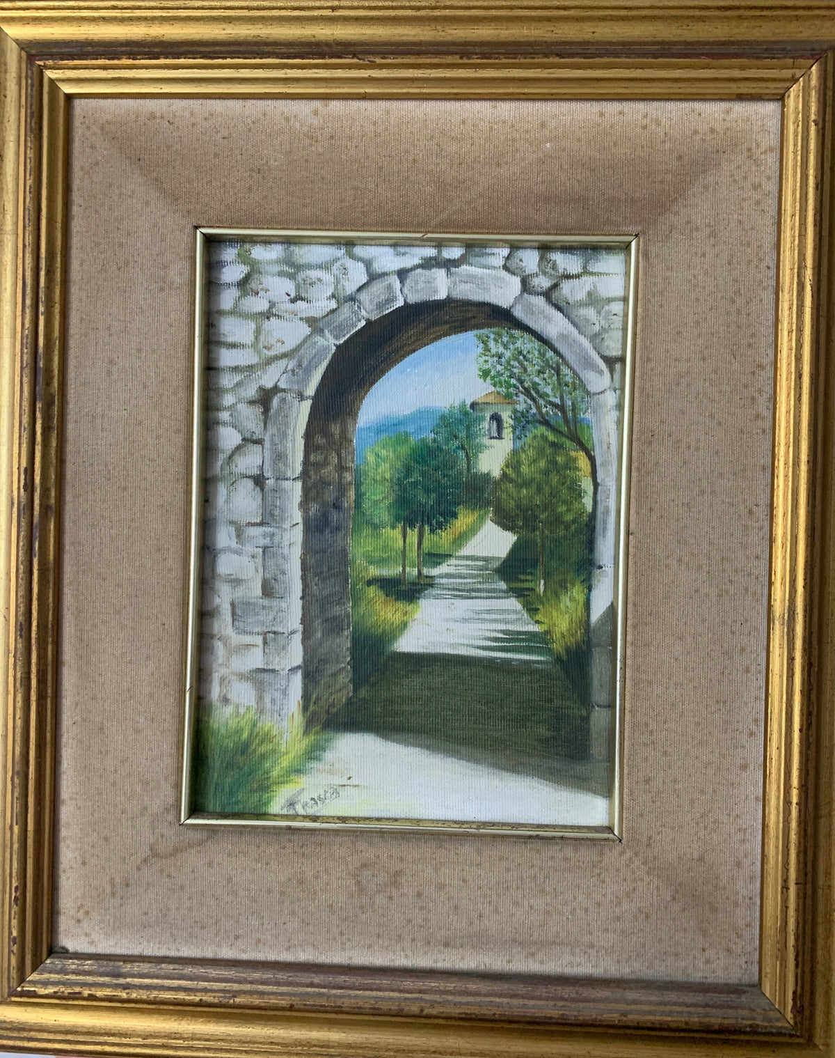 Dipinto a olio su tela "Scorcio paesaggistico attraverso arco in pietra" - Firmato "Frasca" (con cornice dorata)