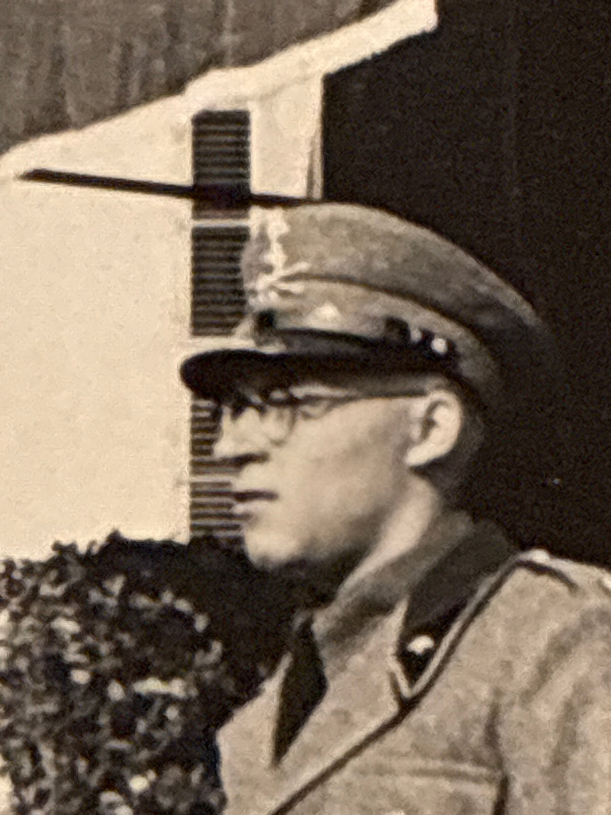 Foto Unica e Inedita WW2 - Ufficiale della Regia Guardia di Finanza con Cartello Propaganda Viva le Fiamme Gialle